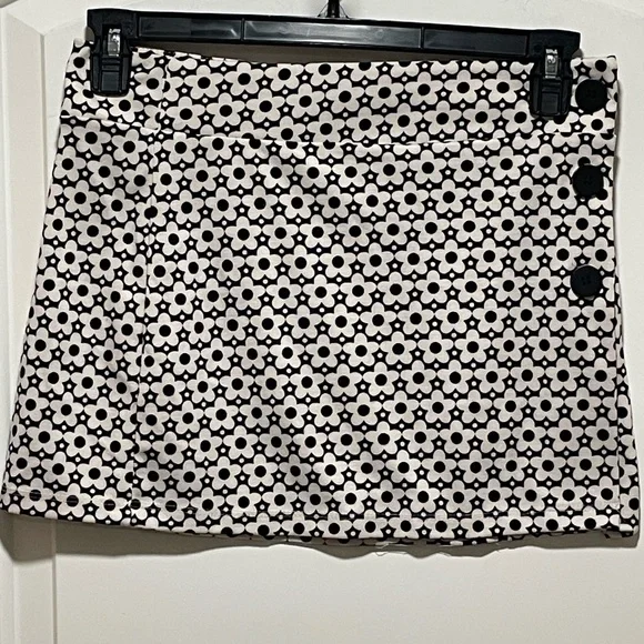 🖤 Altar'd State Sz Medium Floral Black White 3 Button 70’s Inspired Skirt Y2K - Picture 3 of 7